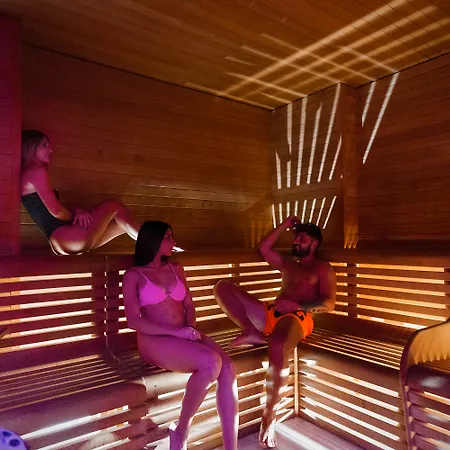 Victoria Palace & Zen Wellness מלון 4*